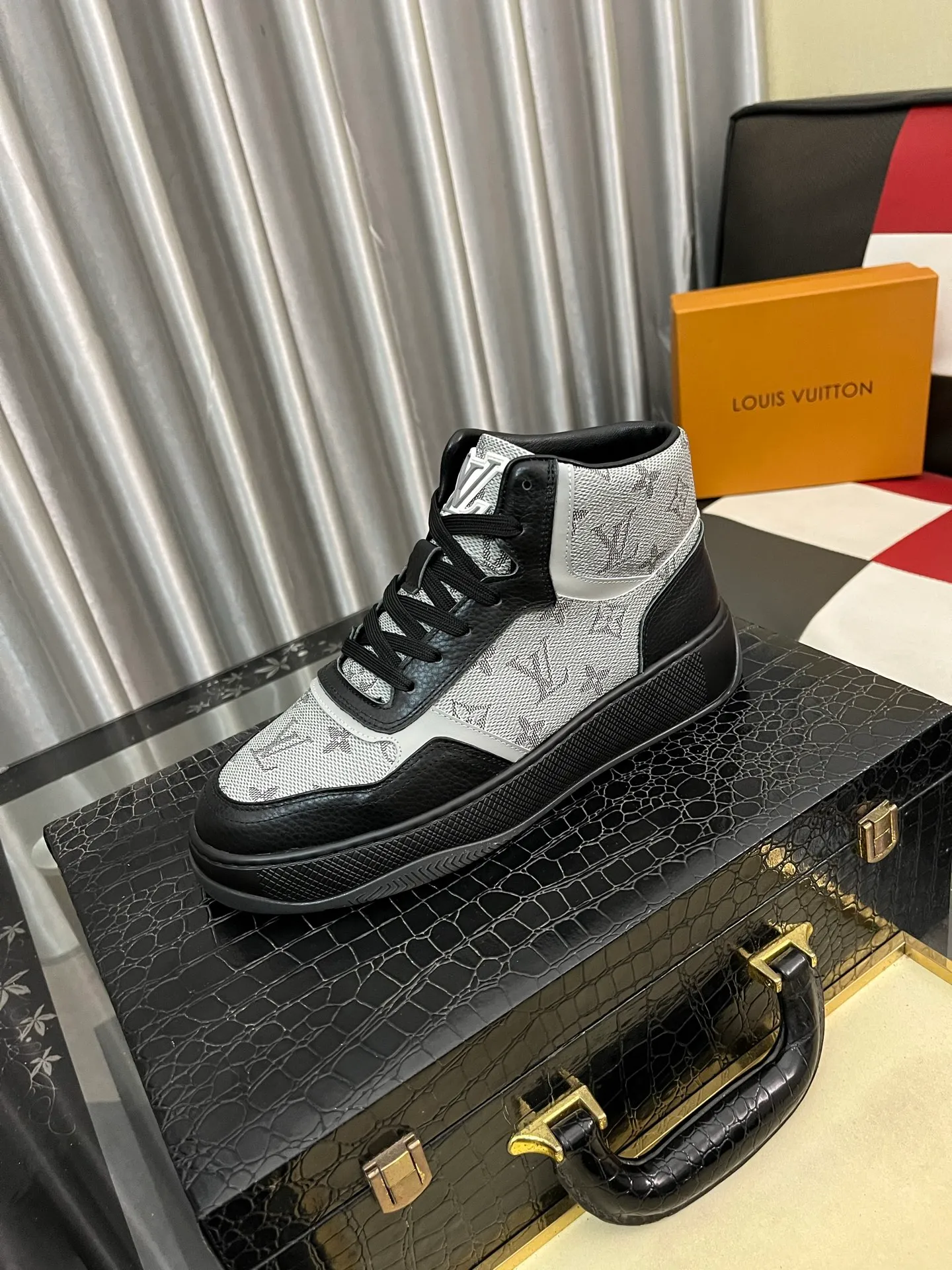 Ex-factory price: 438⌚️⌚️[LOUIS VUITTON] Same style as Louis Vuitton* official website 🚹Men's high-top casual shoes❤️Same style as popular celebrities and big names ~ Best-selling at home and abroad Lv focuses on the checkerboard series...Imported first-layer cowhide with special fabric ➕Full cotton, code number: 38-443️⃣Colors available